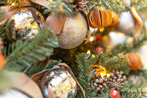 Fundo Natal Uma Árvore Natal Decorada Com Brinquedos Natal Férias — Fotografia de Stock