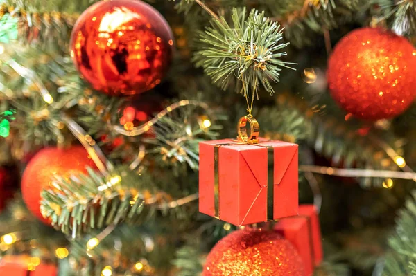 赤いボールとギフトボックスで飾られたクリスマスツリー ボケを背景に — ストック写真