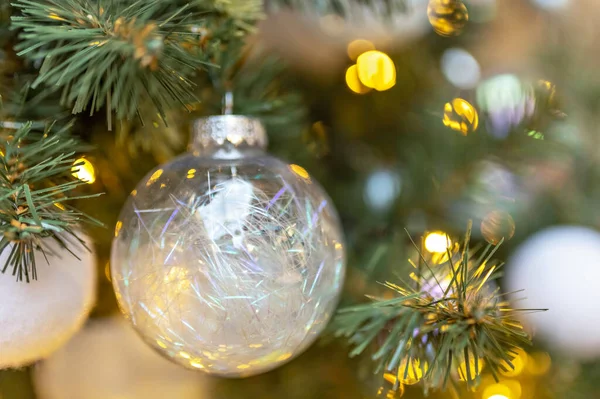 クリスマスのおもちゃで飾られたクリスマスツリーのクリスマスの背景 — ストック写真