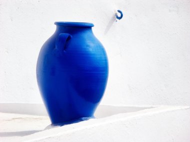 Santorini'de mavi vazo
