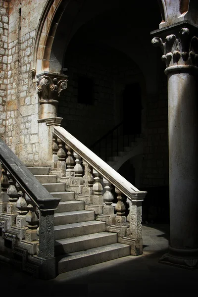 Stenen trap in dubrovnik palace — Stockfoto