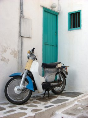 mykonos, Yunanistan'ın eski İtalyan motosiklet ve yeşil ahşap kapı