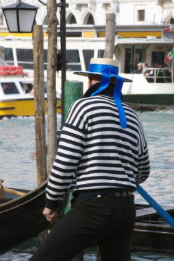 gondolcu ile Venedik Hut'ta grand kanal