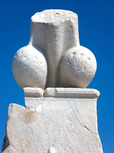 Penis fallus standbeeld in delos, Griekenland — Stockfoto