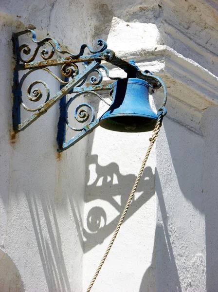 Παλαιά μπλε καμπάνα της εκκλησίας στη Μύκονο, Ελλάδα — Φωτογραφία Αρχείου