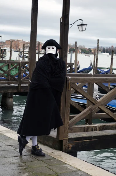 Costume in bianco e nero — Foto Stock