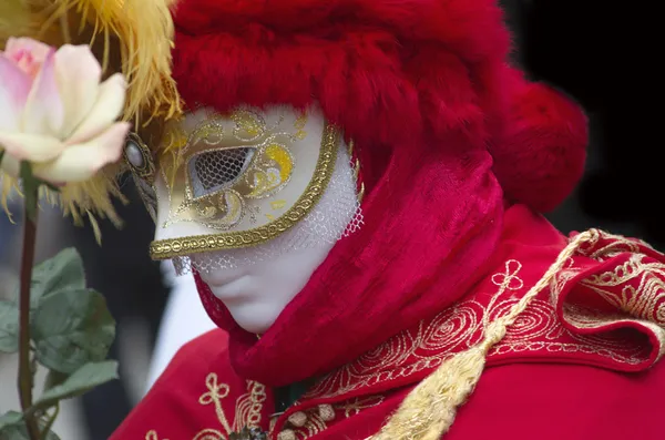 Maschera rossa con rosa a Venezia Carnevale — Foto Stock