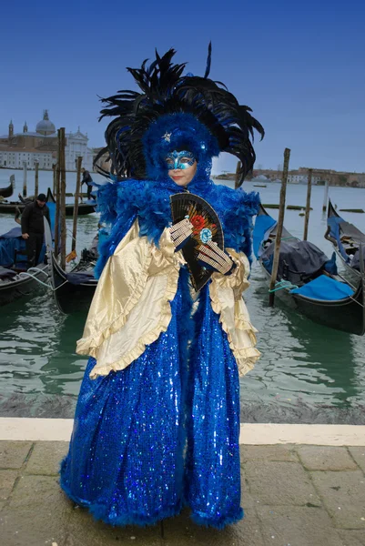 Signora in costume blu a Venezia Carnevale — Foto Stock