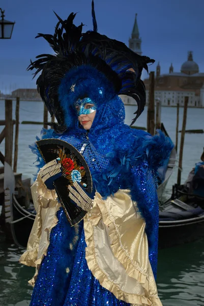 Signora in costume blu a Venezia Carnevale — Foto Stock