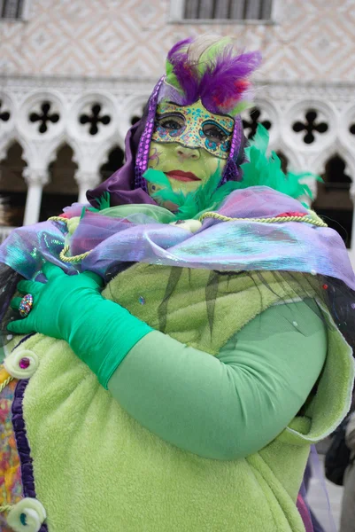 Lady vestita in costume verde che si esibisce al Carnevale di Venezia — Foto Stock
