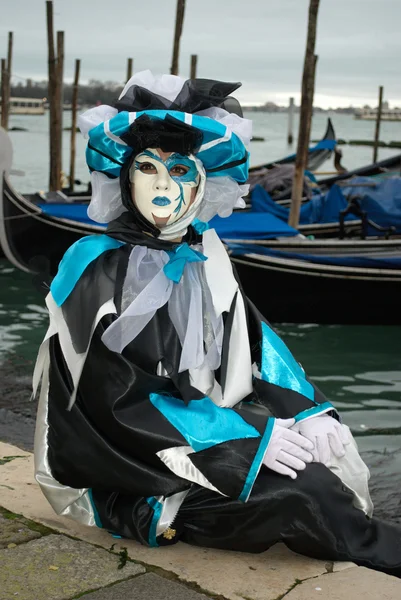 Costume colorato maschera di Carnevale a Venezia — Foto Stock