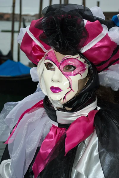 Traje de máscara colorida no CArnival em Veneza — Fotografia de Stock