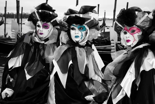 Venetian masks and Godola boats in Venice — Stock Photo, Image