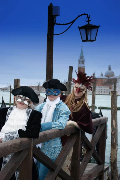 Venezianische Masken und godola Boote — Stockfoto