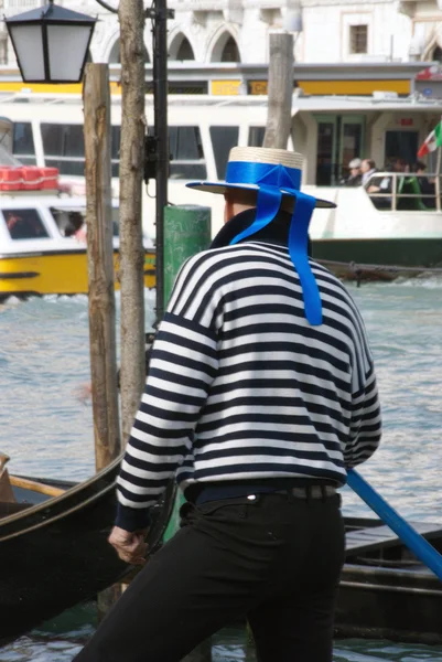 Gondoliere con la Capanna a Venezia al Grand Channel — Foto Stock