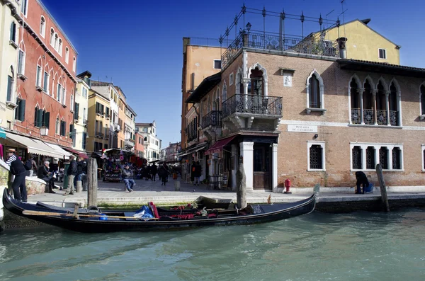 Здания и катер в Венеции — стоковое фото