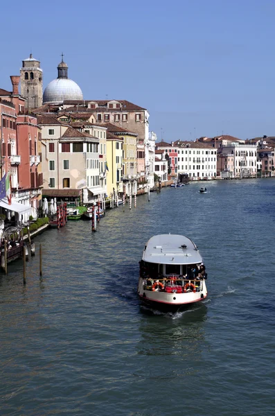 Vaporeto čluny a domy na canal Grande v Benátkách, Itálie — Stock fotografie
