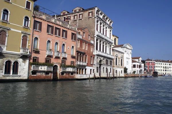 Byggnader och hus vid Canal Grande i Venedig, Italien — Stockfoto