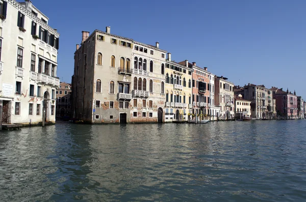 Edificios y casas en el Gran Canal en Venecia, Italia — Foto de Stock