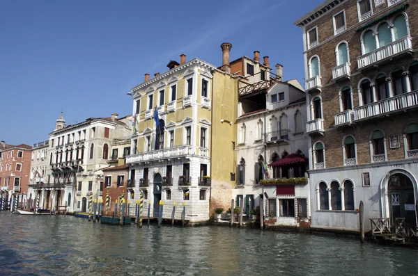 Budovy a domy na canal Grande v Benátkách, Itálie — Stock fotografie