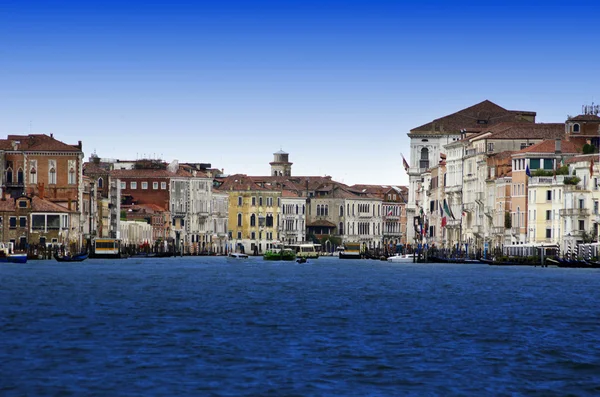 Gebouwen en huizen op canal Grande in Venetië, Italië — Stockfoto