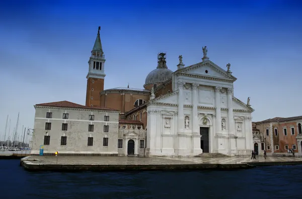 Iglesia junto al gran canal de Venecia, Italia — Foto de Stock
