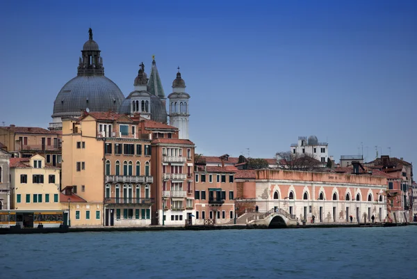 Edificios y casas en el Gran Canal en Venecia, Italia — Foto de Stock