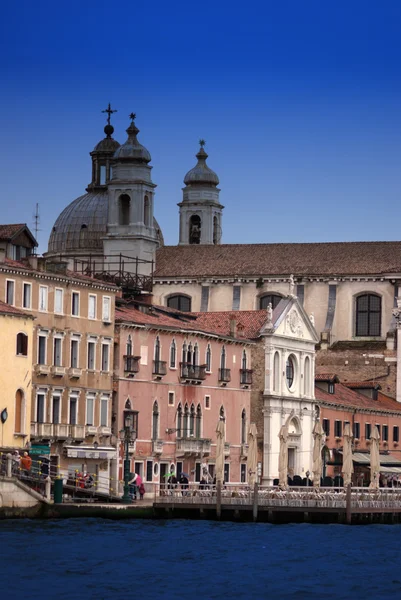 Budovy a domy na canal Grande v Benátkách, Itálie — Stock fotografie