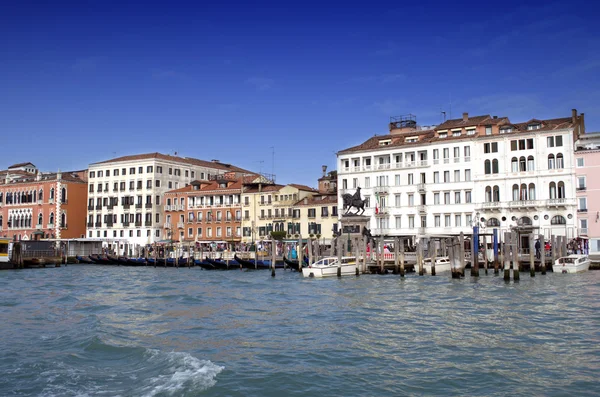 Gebouwen in het water in Venetië — Stockfoto