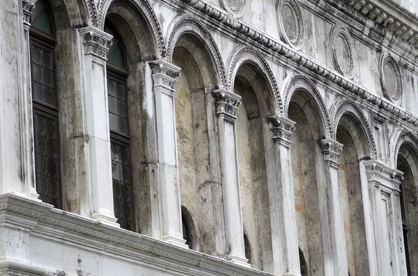 Benátská kamenná okna v Benátkách — Stock fotografie