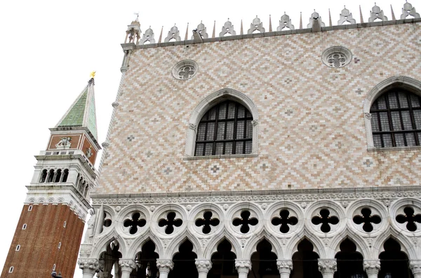 Dóžecí palác na náměstí sv. Marka v Benátkách — Stock fotografie