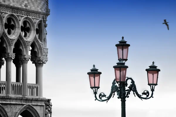 Linterna en la Plaza de San Marcos de Venecia — Foto de Stock