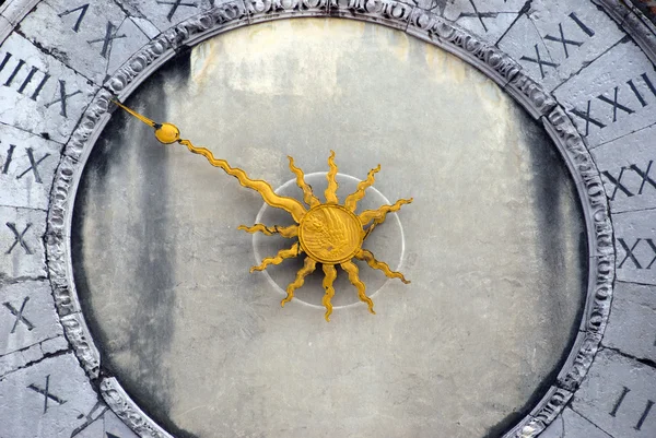 Ρολόι αντίκες ήλιο στην Βενετία καμπαναριό, στην πλατεία του Αγίου Μάρκου — Φωτογραφία Αρχείου