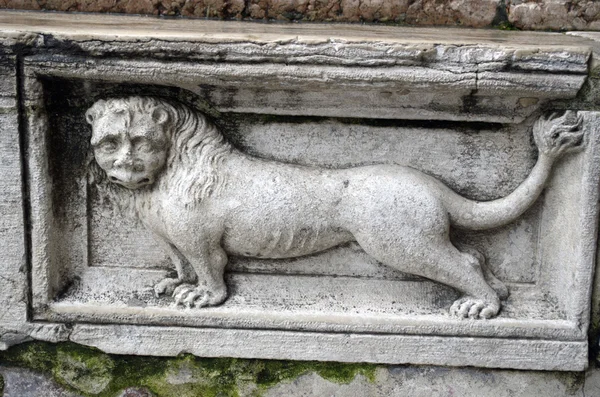 Fassadenskulptur an der Basilika auf dem Markusplatz in Venedig — Stockfoto