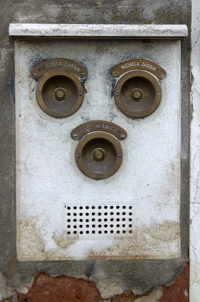 Intercomunicador de puerta de piedra antigua en Venecia — Foto de Stock