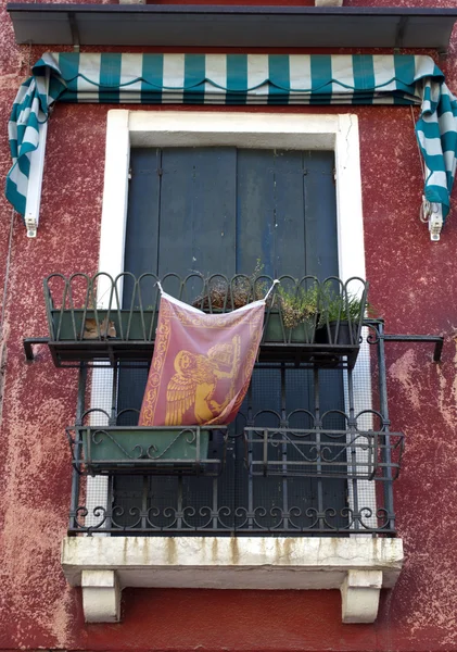 Starožitný okno v Benátkách — Stock fotografie