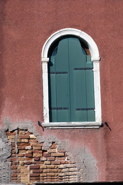 Fenêtre antique à Venise — Photo