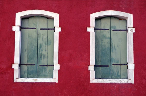 Antieke windows in Venetië — Stockfoto