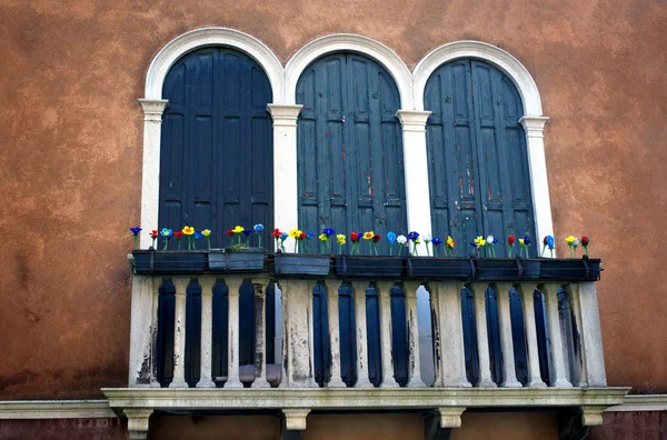 Ventanas antiguas y balcón en Venecia — Foto de Stock