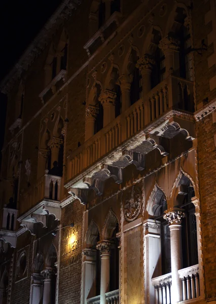 Janelas na fachada de tijolos em Veneza — Fotografia de Stock
