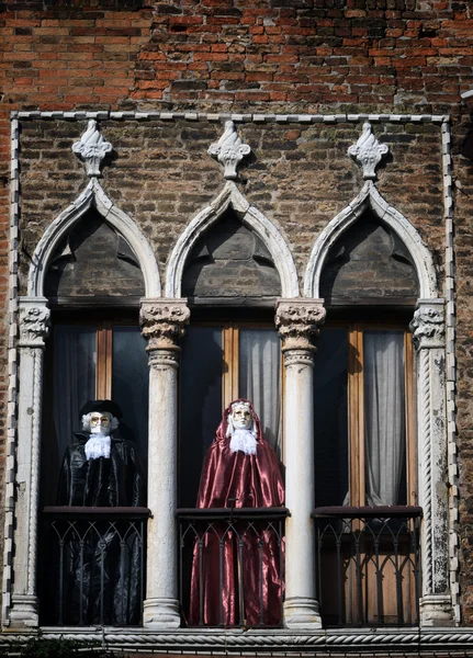 Carnaval decorado ventana y balcón en Venecia — Foto de Stock