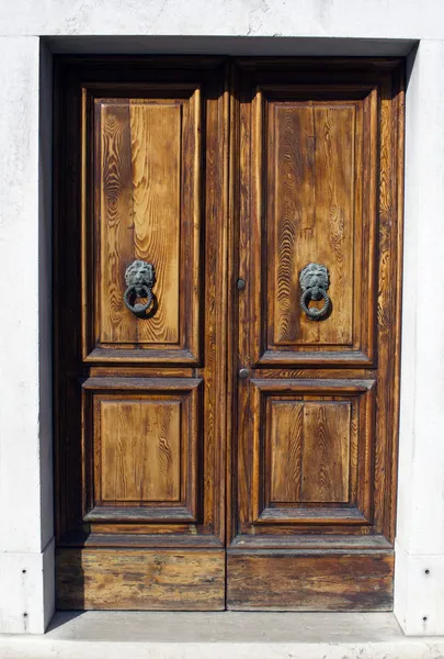 Puerta de madera antigua en Venecia — Foto de Stock