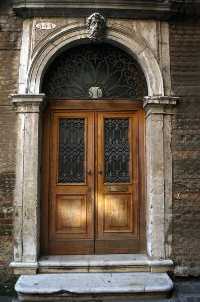 Staré dřevěné dveře v Benátkách — Stock fotografie