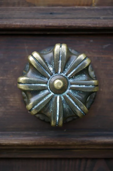 Antiguo manija de puerta dorada veneciana en Venecia — Foto de Stock