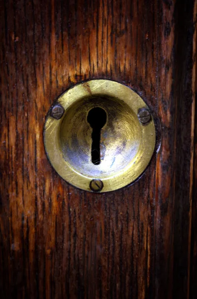 Old keyhole on the wooden door in Venice — Stock Photo, Image