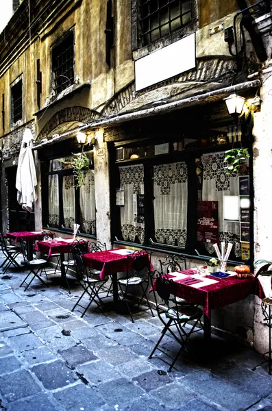 Tables et chaises de restaurant classiques à Venise — Photo