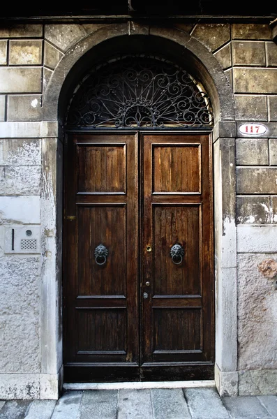 Puerta de madera antigua en Venecia Fotos de stock libres de derechos