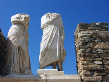 taş heykellerin içinde delos, Yunanistan