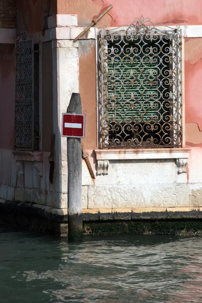 Water verkeer teken boord in Venetië — Stockfoto