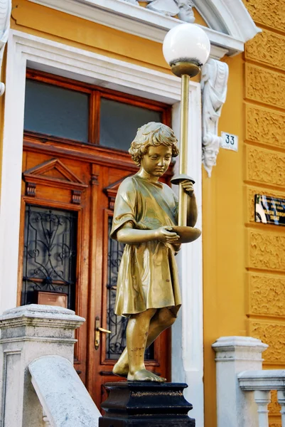 Stare drewniane drzwi i lampy uliczne statua w Rijeka, Chorwacja — Zdjęcie stockowe